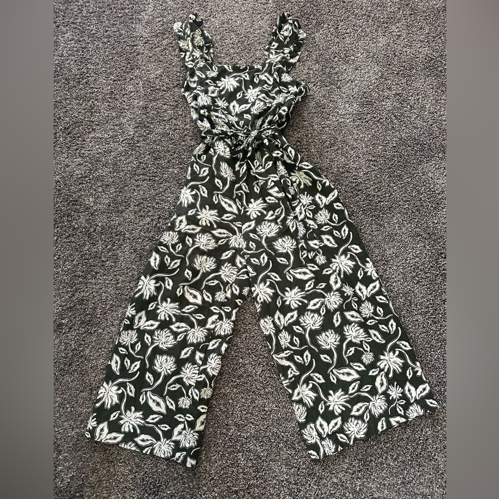 Floral Ruffle-Strap Jumpsuit the Get in Olive Green sz.L